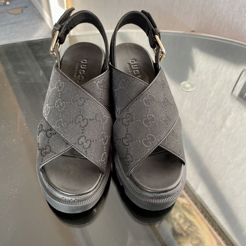 G*u*i sandals
